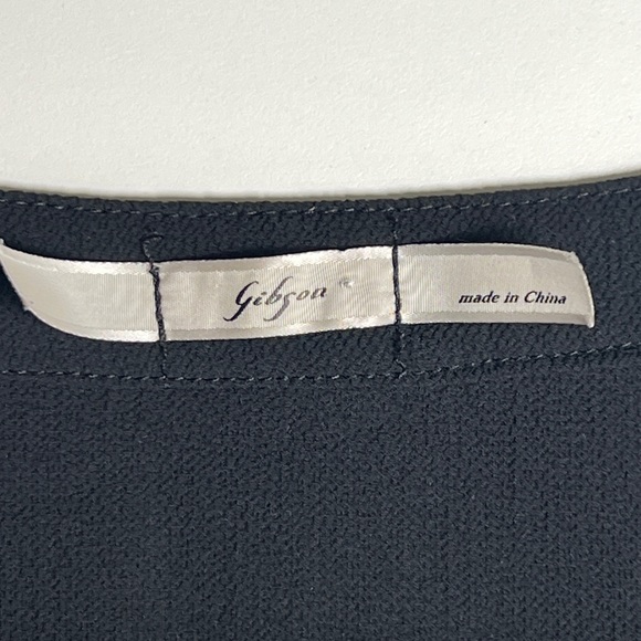 Gibson sleeveless black blouse with 3 button front closure size xs - Picture 5 of 8